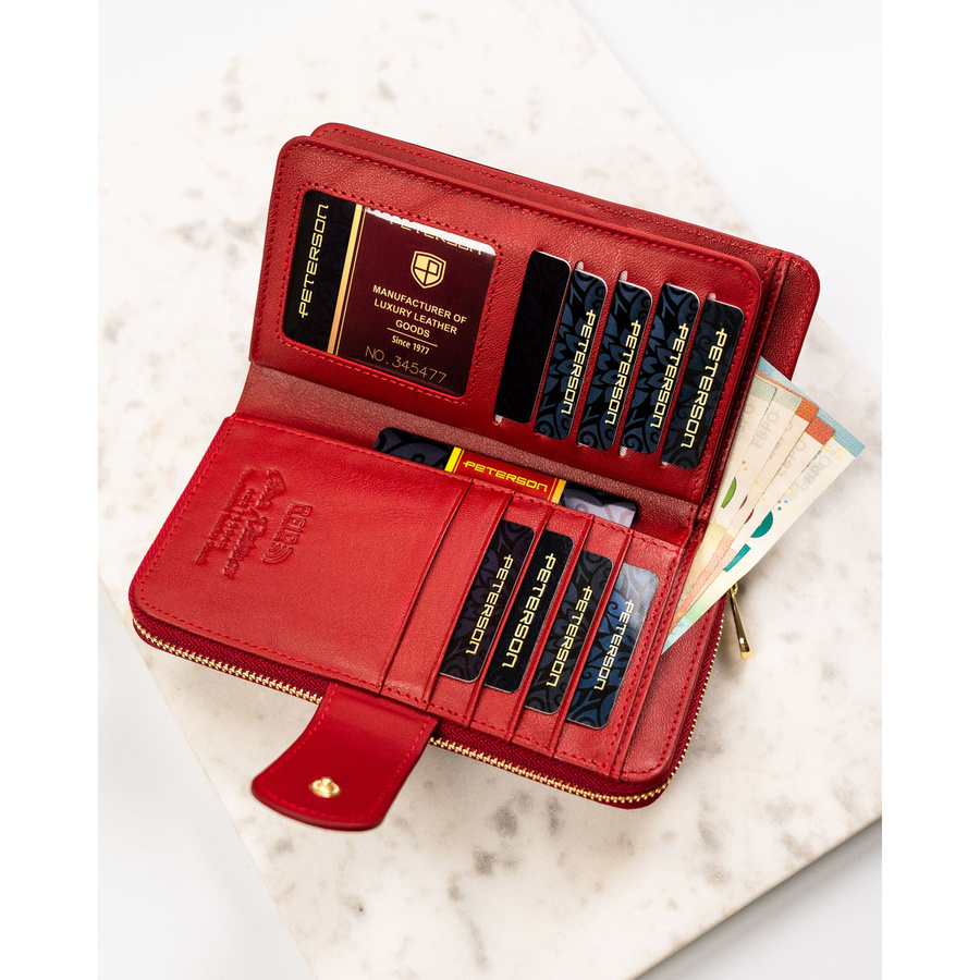 Lakierowany, pionowy skórzany portfel damski w czerwonym kolorze - Peterson - obrazek 8