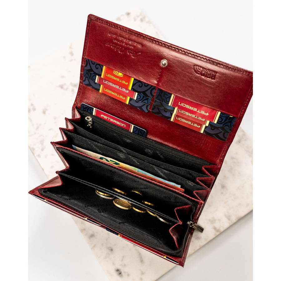 Duży portfel damski ze skóry naturalnej w czerwonym kolorze zamykany klapką na zatrzask - Peterson - obrazek 8