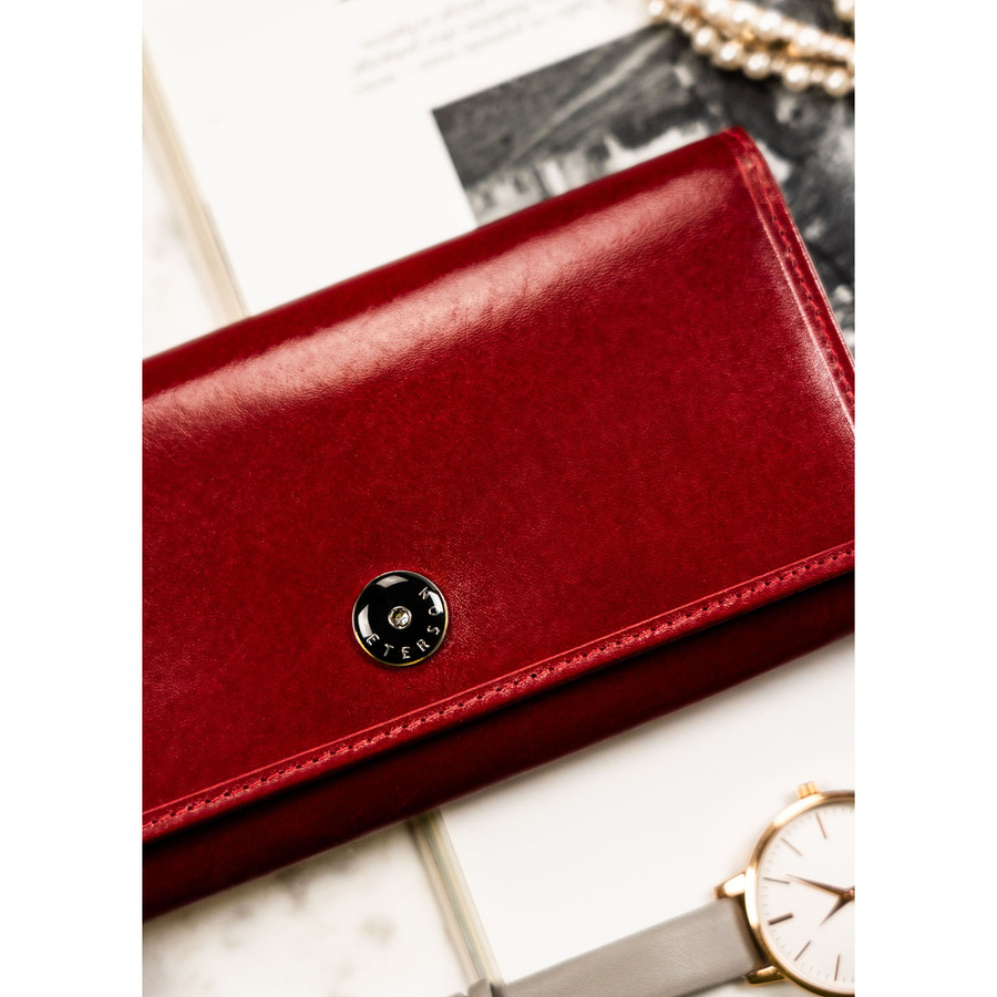 Duży portfel damski ze skóry naturalnej w czerwonym kolorze zamykany klapką na zatrzask - Peterson - obrazek 4
