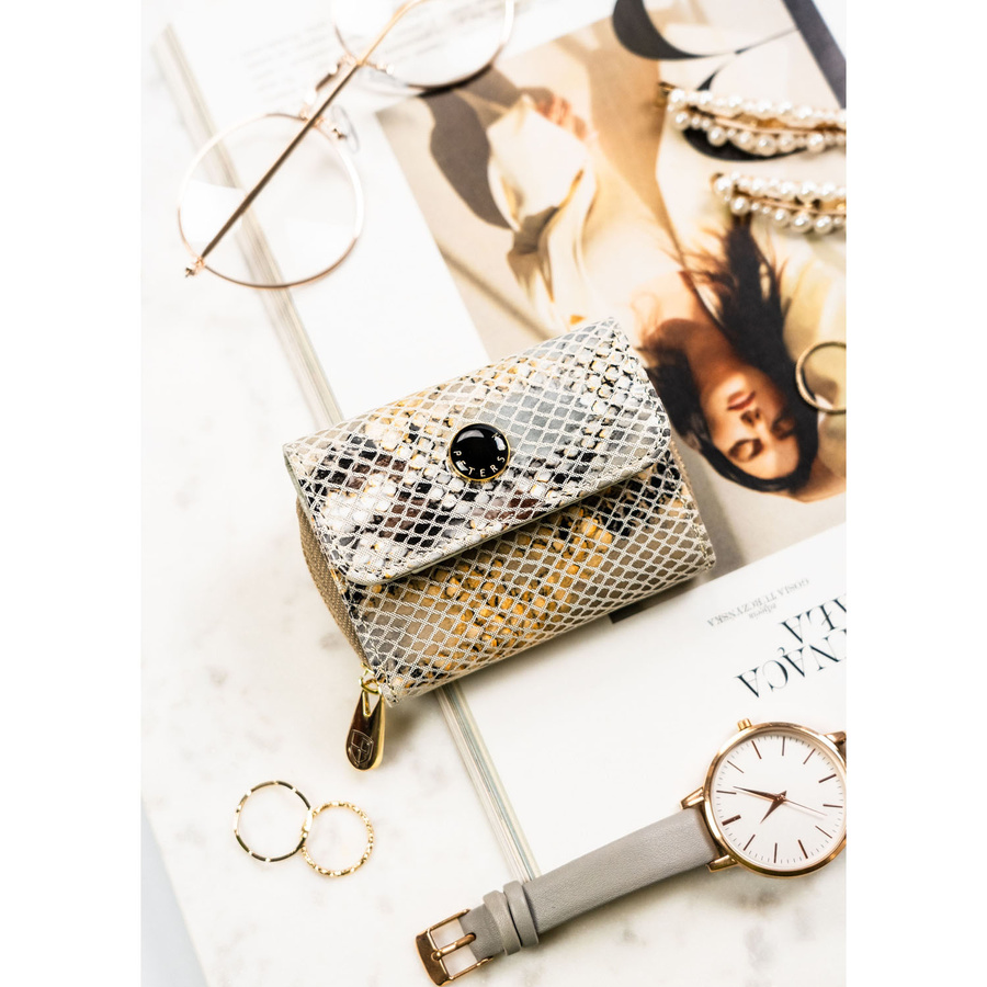 Mały portfel damski wykonany ze skóry naturalnej ze wzorem imitującym skórę węża - Peterson - obrazek 3