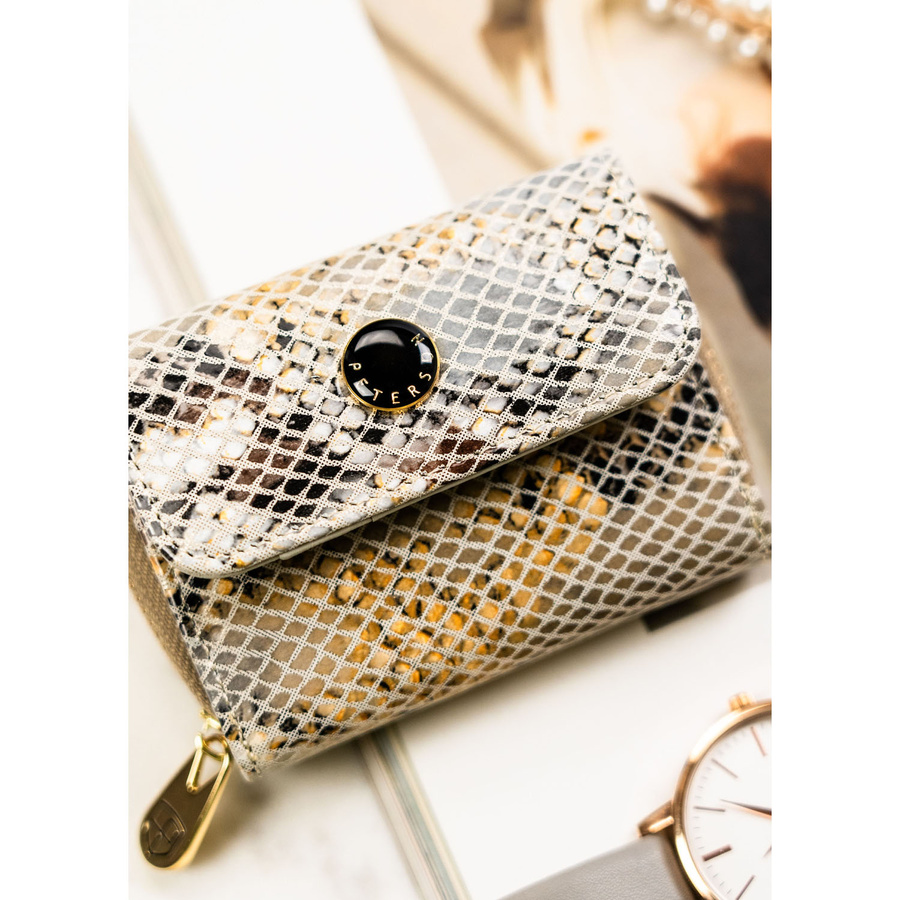 Mały portfel damski wykonany ze skóry naturalnej ze wzorem imitującym skórę węża - Peterson - obrazek 4