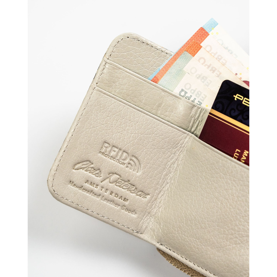 Mały portfel damski wykonany ze skóry naturalnej ze wzorem imitującym skórę węża - Peterson - obrazek 8