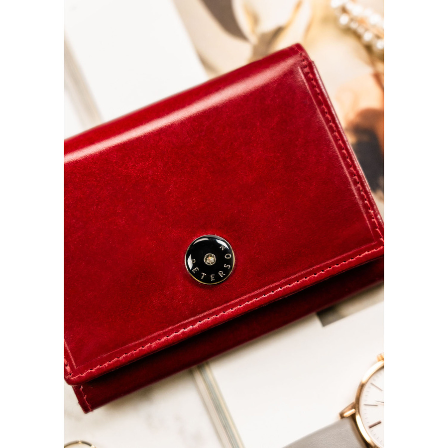 Klasyczny, skórzany portfel damski w czerwonym kolorze zamykany zatrzaskiem i biglem - Peterson - obrazek 4