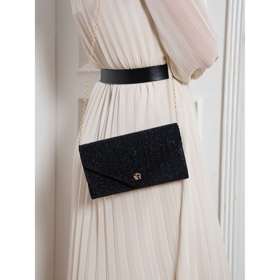 Brokatowa kopertówka damska w granatowym kolorze zawieszona na łańcuszku - Rovicky - obrazek 3