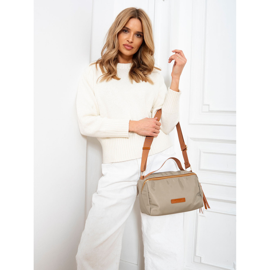 Miejska listonoszka z paskiem wykonana z nylonu i skóry ekologicznej w kolorach khaki i brązowym - Peterson - obrazek 2