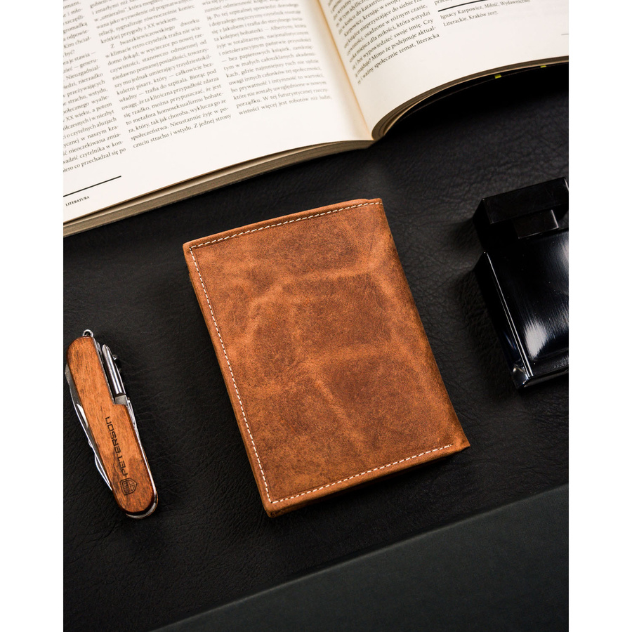 Skórzany portfel męski w kolorze brązowym bez zapięcia z tłoczeniem w kształcie psa - obrazek 3