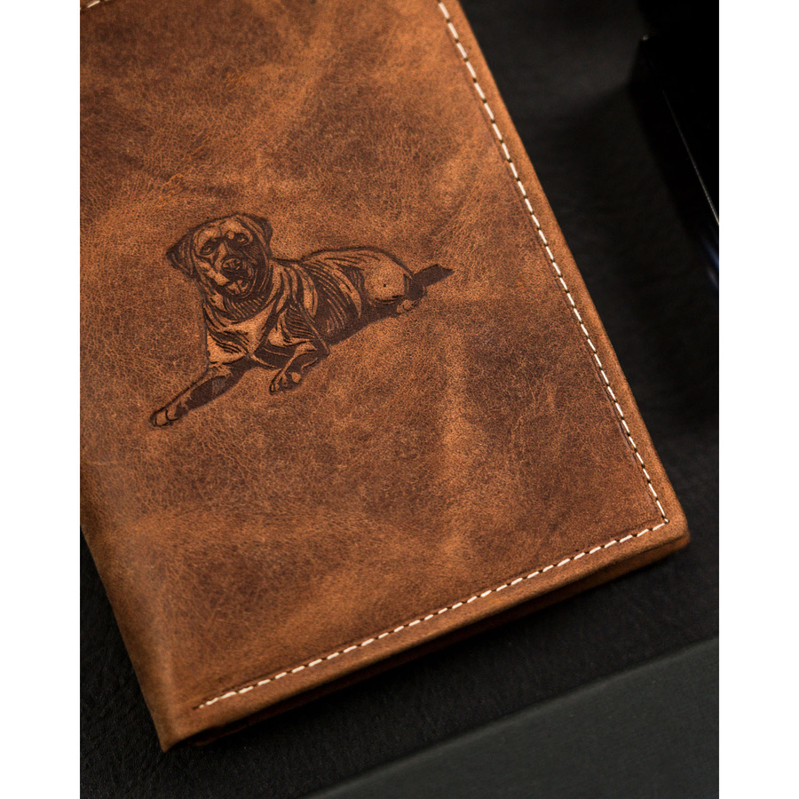 Skórzany portfel męski w kolorze brązowym bez zapięcia z tłoczeniem w kształcie psa - obrazek 4