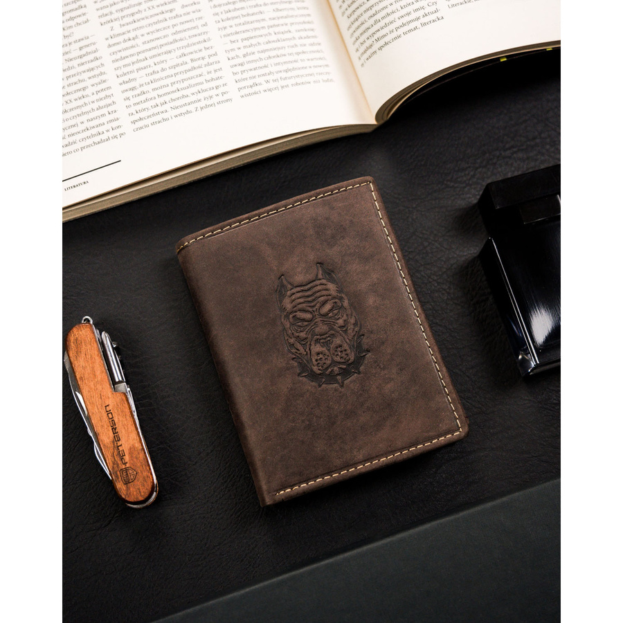 Portfel męski ze skóry naturalnej w brązowym kolorze z tłoczeniem w kształcie głowy psa - obrazek 2