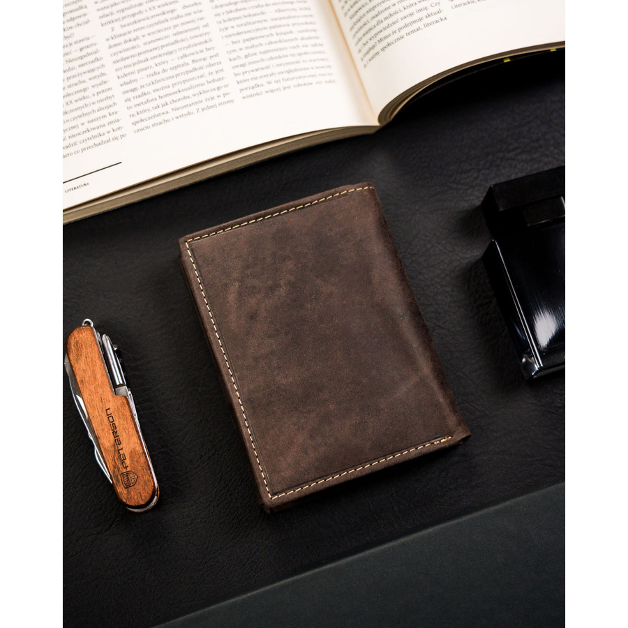 Portfel męski ze skóry naturalnej w brązowym kolorze z tłoczeniem w kształcie głowy psa - obrazek 3