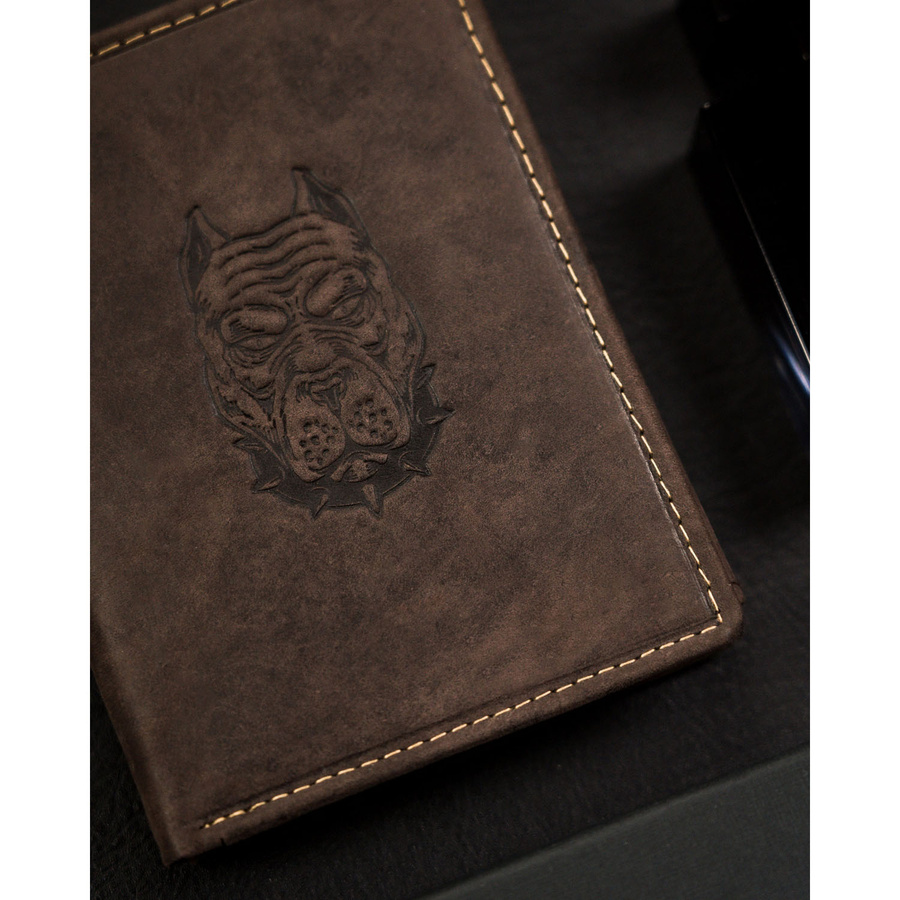 Portfel męski ze skóry naturalnej w brązowym kolorze z tłoczeniem w kształcie głowy psa - obrazek 4