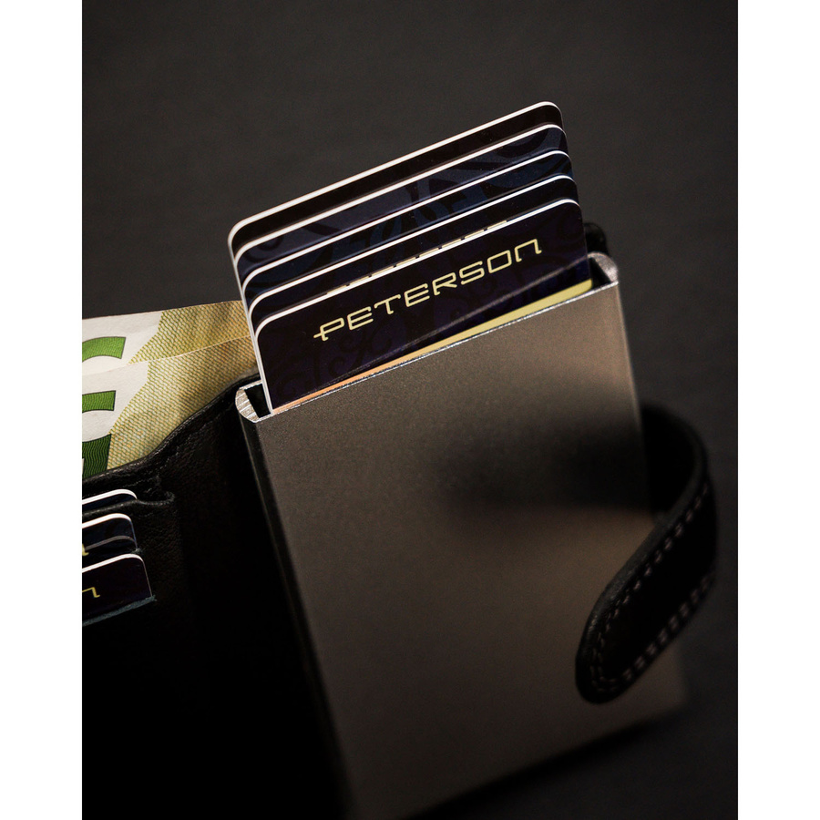 Mały portfel męski ze skóry naturalnej w czarnym kolorze zapinany zatrzaskiem - Peterson - obrazek 9