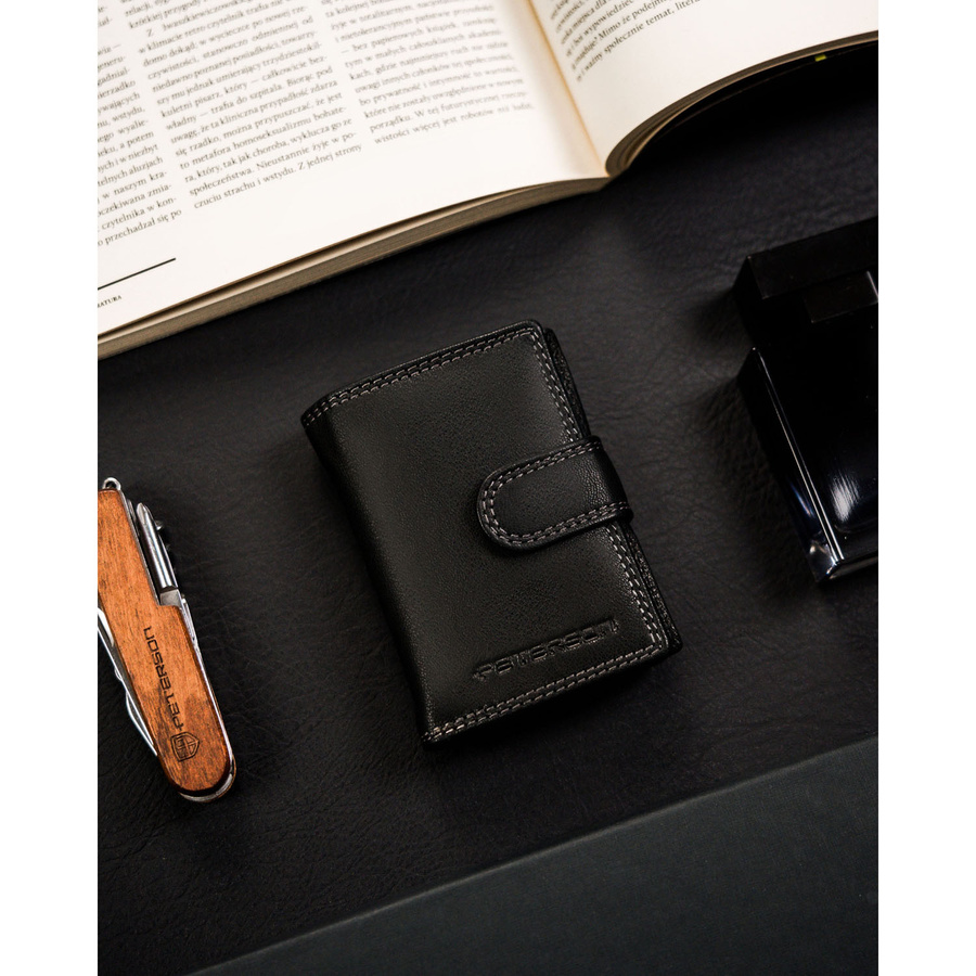 Mały portfel męski ze skóry naturalnej w czarnym kolorze zapinany zatrzaskiem - Peterson - obrazek 2