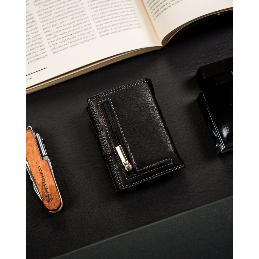 Mały portfel męski ze skóry naturalnej w czarnym kolorze zapinany zatrzaskiem - Peterson - obrazek 4