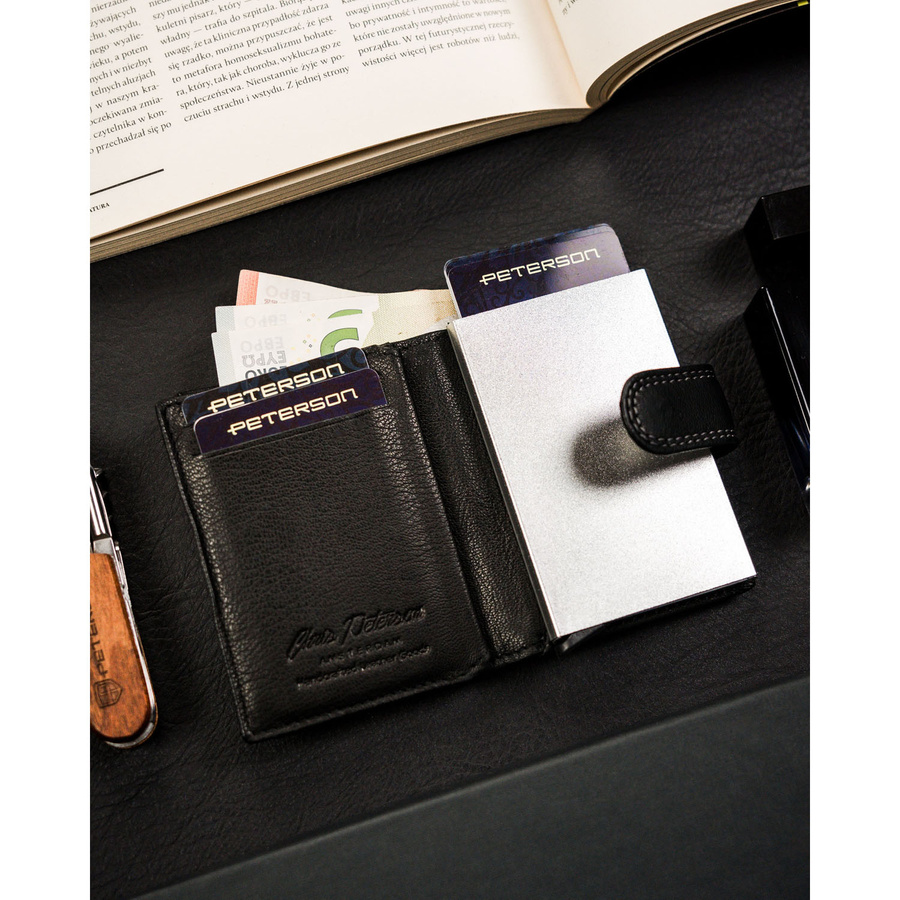 Mały portfel męski ze skóry naturalnej w czarnym kolorze zapinany zatrzaskiem - Peterson - obrazek 8