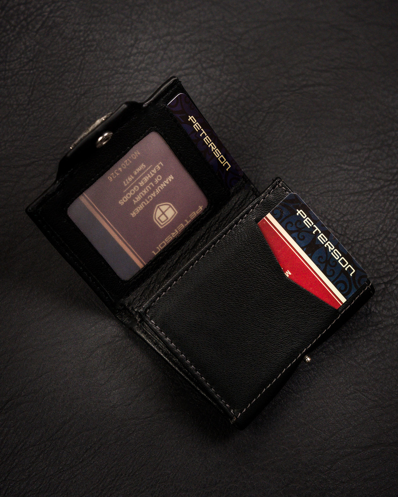 Mały, skórzany, pionowy portfel męski w czarnym kolorze na zatrzask - Peterson - obrazek 5
