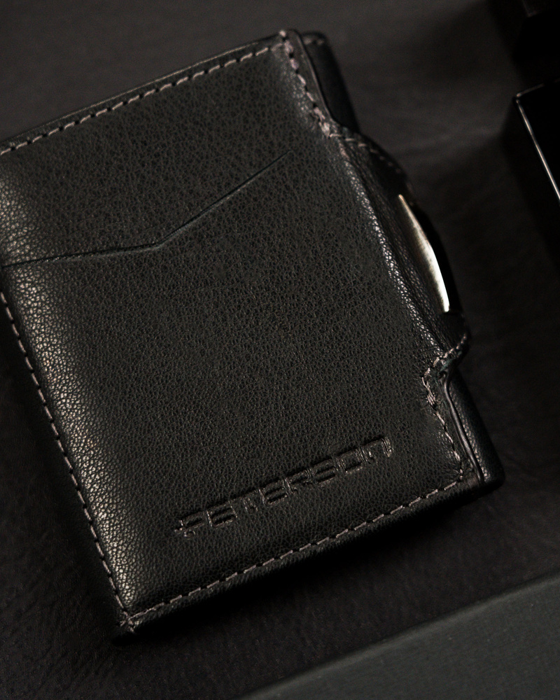 Mały, skórzany, pionowy portfel męski w czarnym kolorze na zatrzask - Peterson - obrazek 3