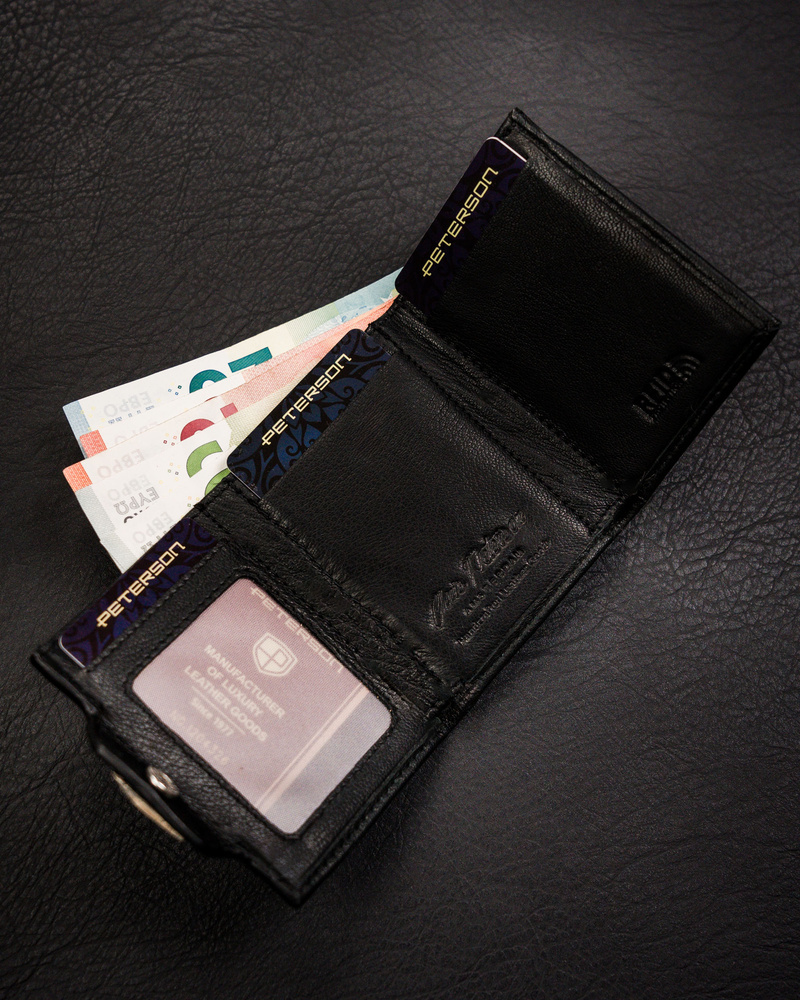Mały, skórzany, pionowy portfel męski w czarnym kolorze na zatrzask - Peterson - obrazek 6