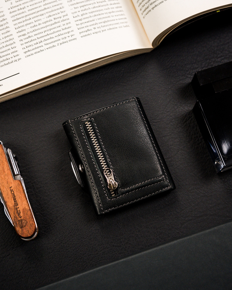 Mały, skórzany, pionowy portfel męski w czarnym kolorze na zatrzask - Peterson - obrazek 2