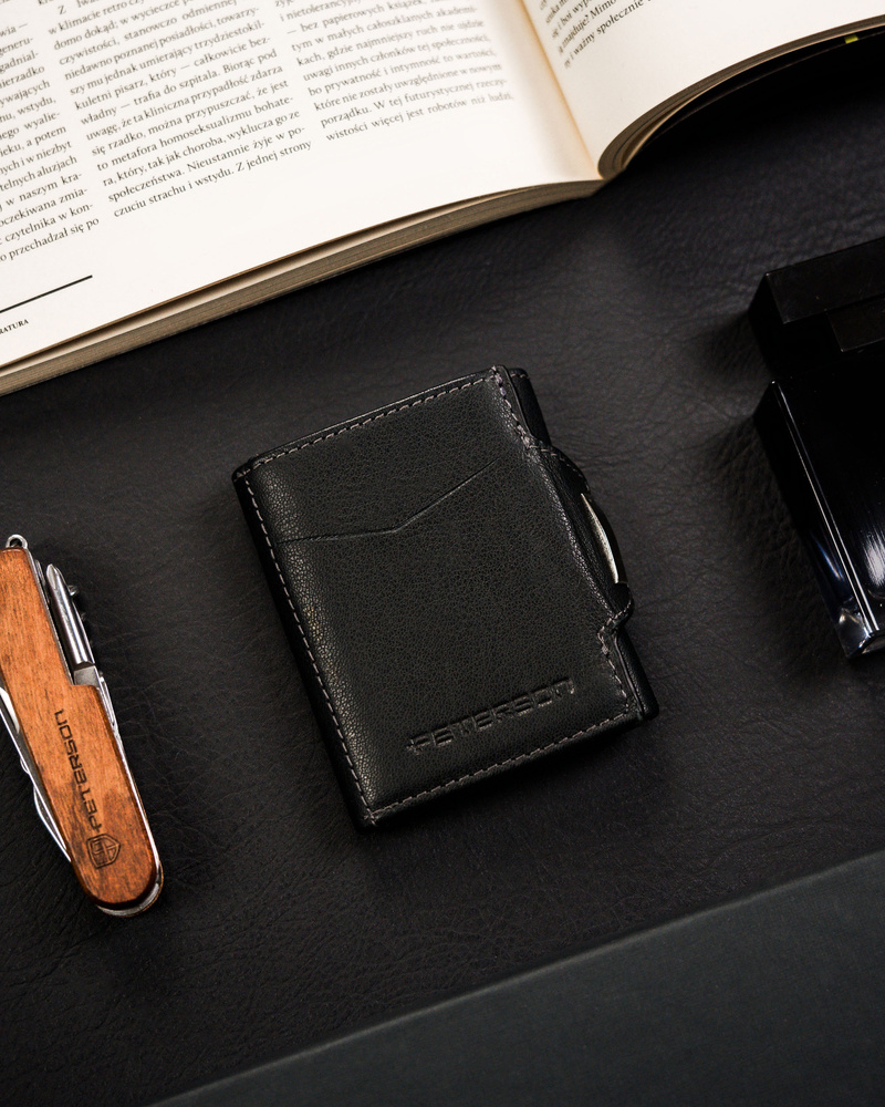 Mały, skórzany, pionowy portfel męski w czarnym kolorze na zatrzask - Peterson - obrazek 4