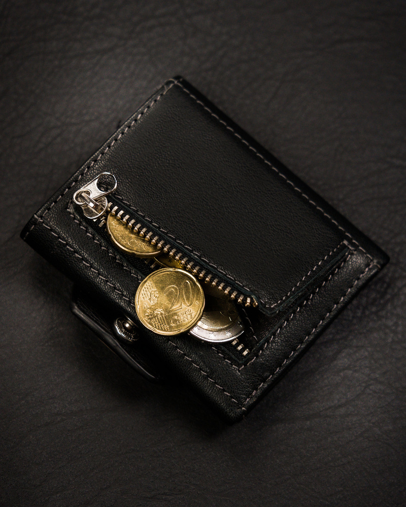 Mały, skórzany, pionowy portfel męski w czarnym kolorze na zatrzask - Peterson - obrazek 9