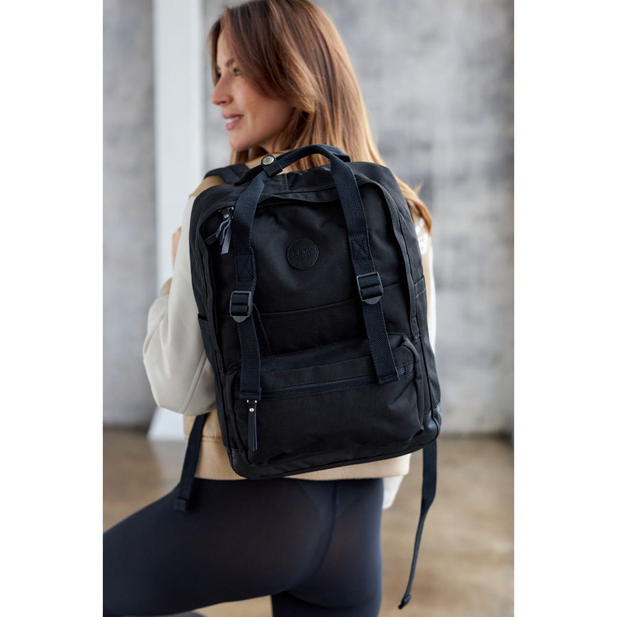 Czarny, praktyczny plecak miejski zamykany suwakami zawieszony na regulowanych szelkach - Himawari - obrazek 2