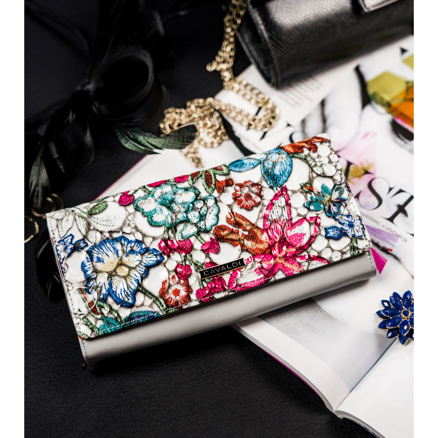 Poziomy portfel damski w wielokolorowe kwiaty zamykany zatrzaskiem - 4U Cavaldi - obrazek 2