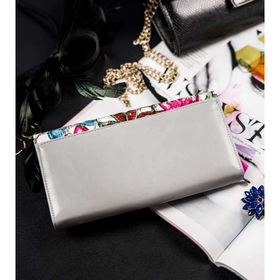 Poziomy portfel damski w wielokolorowe kwiaty zamykany zatrzaskiem - 4U Cavaldi - obrazek 4