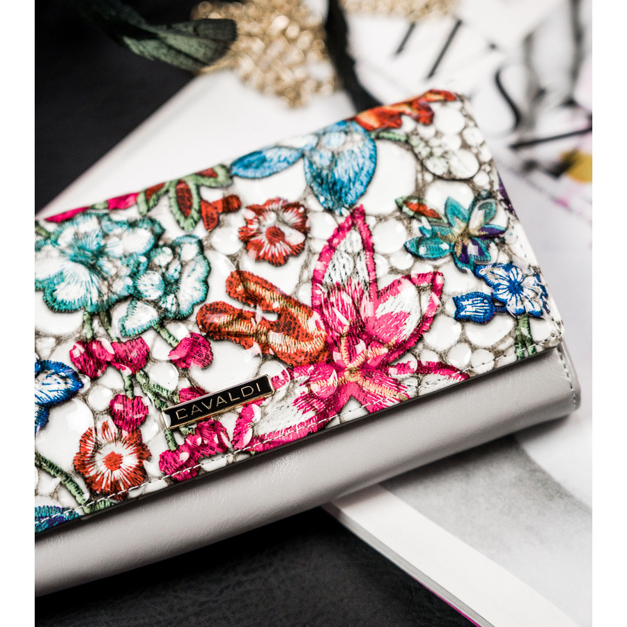 Poziomy portfel damski w wielokolorowe kwiaty zamykany zatrzaskiem - 4U Cavaldi - obrazek 3