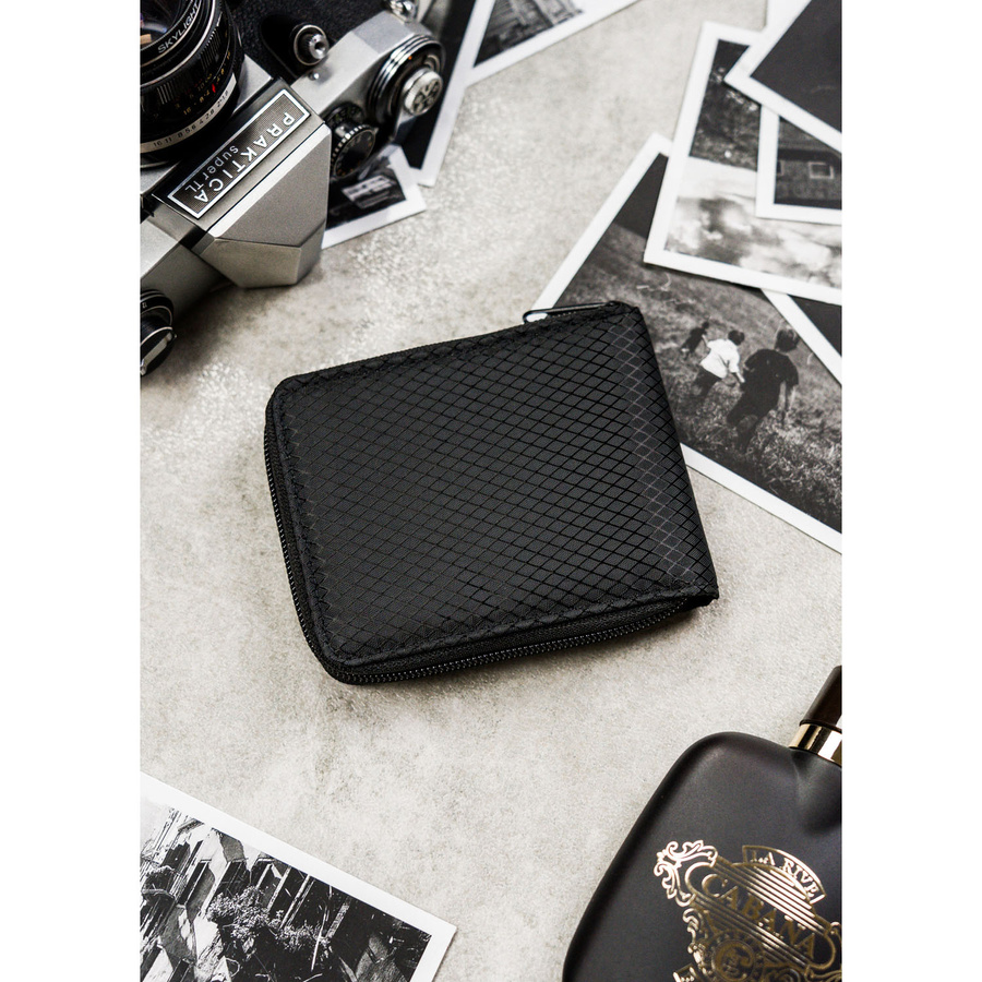 Portfel męski w czarnym kolorze z modnym, geometrycznym wzorem - Peterson - obrazek 5