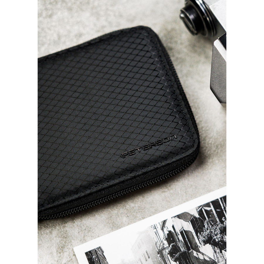 Portfel męski w czarnym kolorze z modnym, geometrycznym wzorem - Peterson - obrazek 4