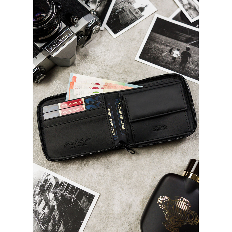 Portfel męski w czarnym kolorze z modnym, geometrycznym wzorem - Peterson - obrazek 6