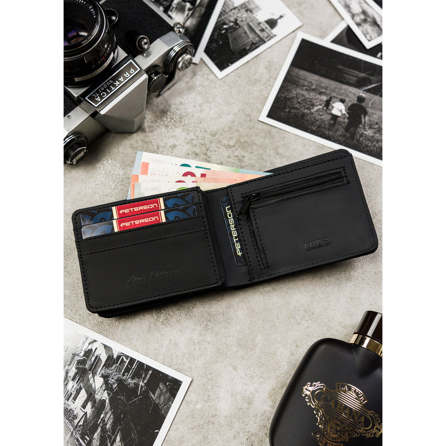 Czarny portfel męski z modnym, geometrycznym wzorem, bez zapięcia zewnętrznego - Peterson - obrazek 6
