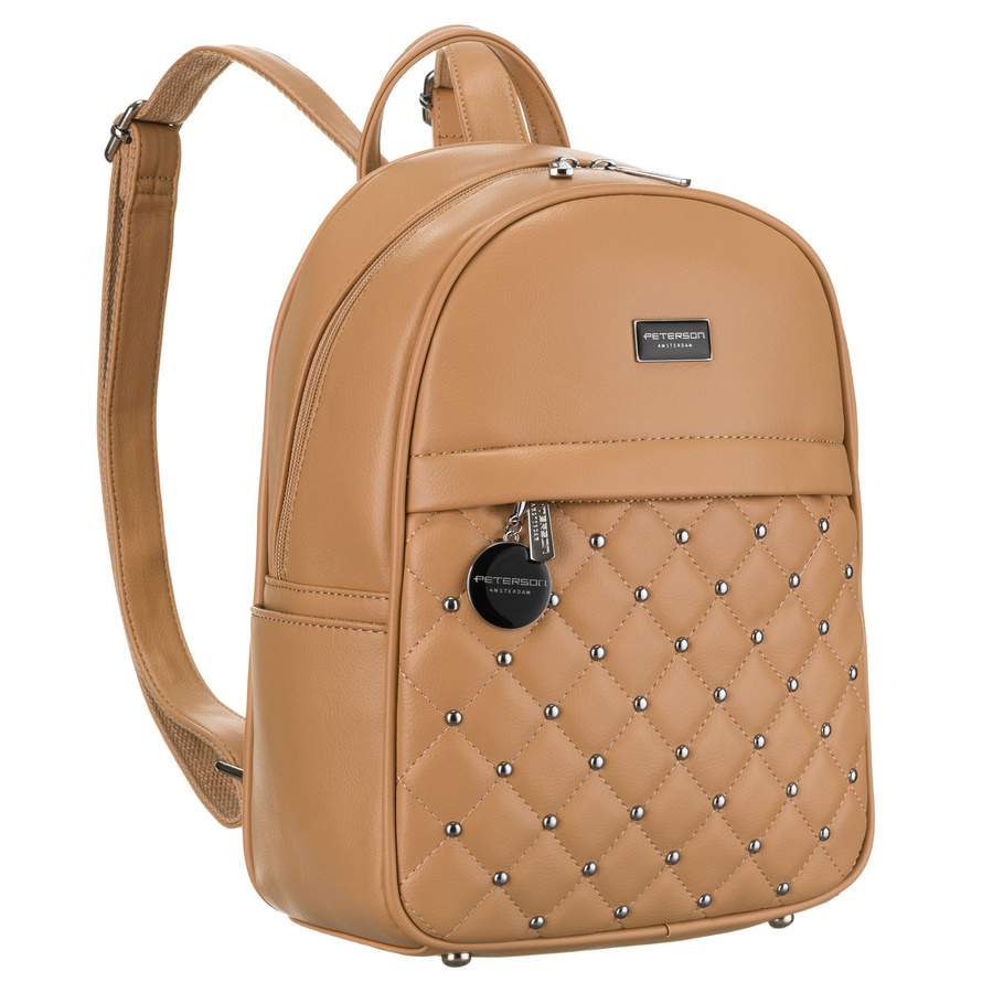 Mały pikowany beżowy plecak damski zdobiony srebrnymi nitami i modnym brelokiem eko skóra Peterson - obrazek 2