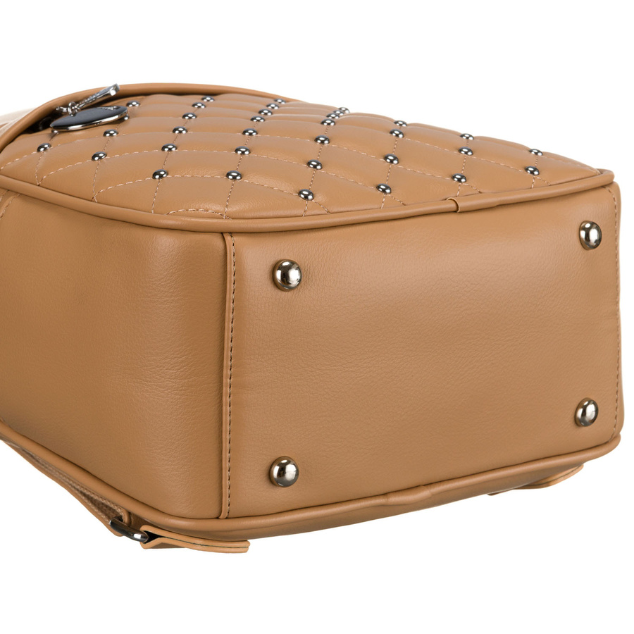 Mały pikowany beżowy plecak damski zdobiony srebrnymi nitami i modnym brelokiem eko skóra Peterson - obrazek 5