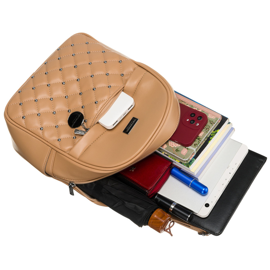 Mały pikowany beżowy plecak damski zdobiony srebrnymi nitami i modnym brelokiem eko skóra Peterson - obrazek 9