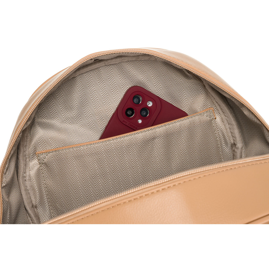 Mały pikowany beżowy plecak damski zdobiony srebrnymi nitami i modnym brelokiem eko skóra Peterson - obrazek 7