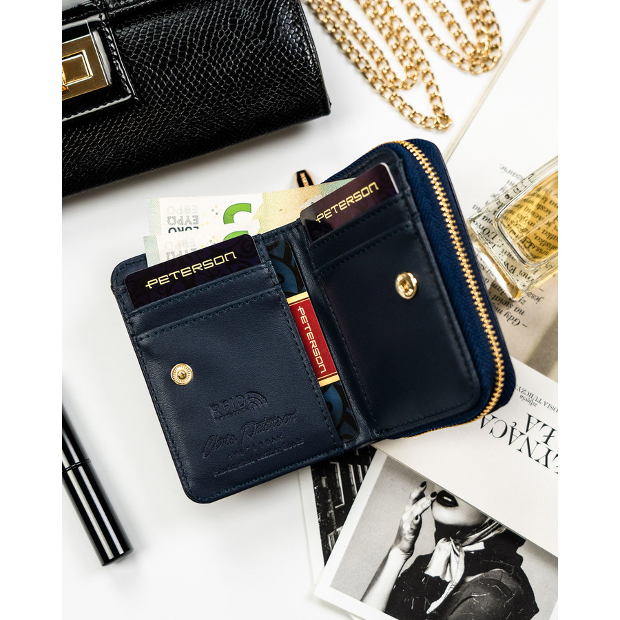 Mały, granatowy portfel damski ze skóry ekologicznej wyposażony w system RFID - Peterson - obrazek 8